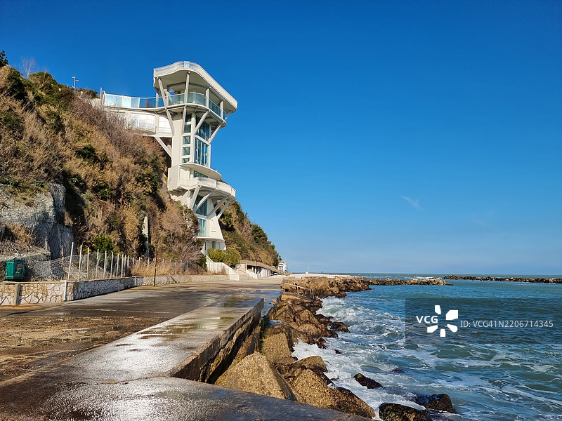 安科纳悬崖上的建筑瑰宝：现代优雅与无与伦比的亚得里亚海美景在风景如画的海岸小径上与自然的原始之美相遇图片素材