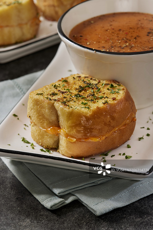 时尚迷你烤奶酪三明治配番茄汤图片素材