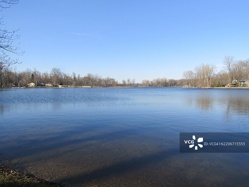 密歇根州马歇尔市的湖泊美景与晴朗的天空图片素材