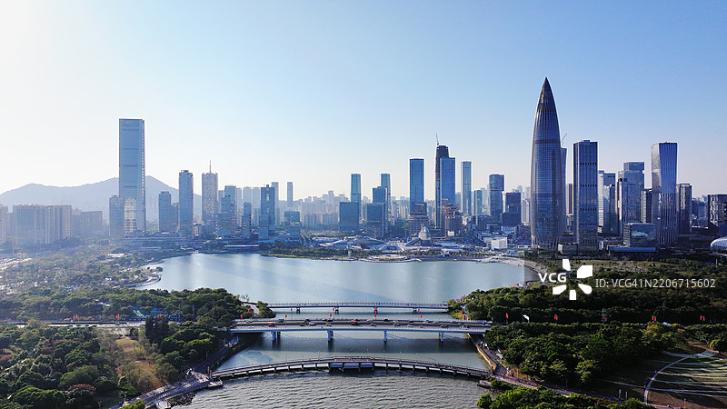 中国广东省深圳人才公园的后海大桥图片素材