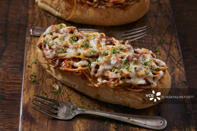 时尚的蒜蓉黄油意大利面面包碗图片素材