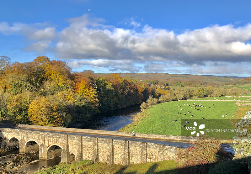 英国斯基普顿的天空下风景如画的景观图片素材