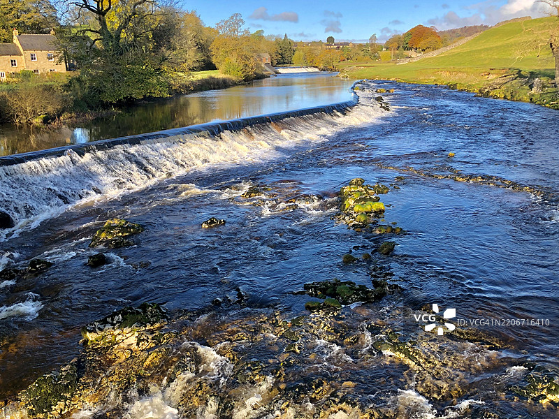 英国斯基普顿的河流与天空的美丽景色图片素材