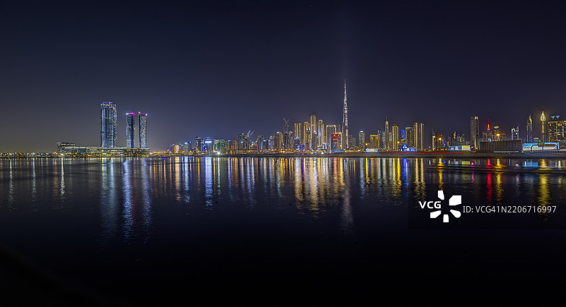 夜幕下令人惊叹的迪拜天际线，展现了哈利法塔和城市灯光图片素材