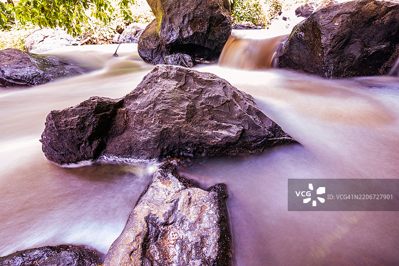 汤姆森瀑布是位于肯尼亚莱基皮亚县尼亚胡鲁鲁的埃瓦索·恩吉罗河上的一座74米（243英尺）高的瀑布。图片素材