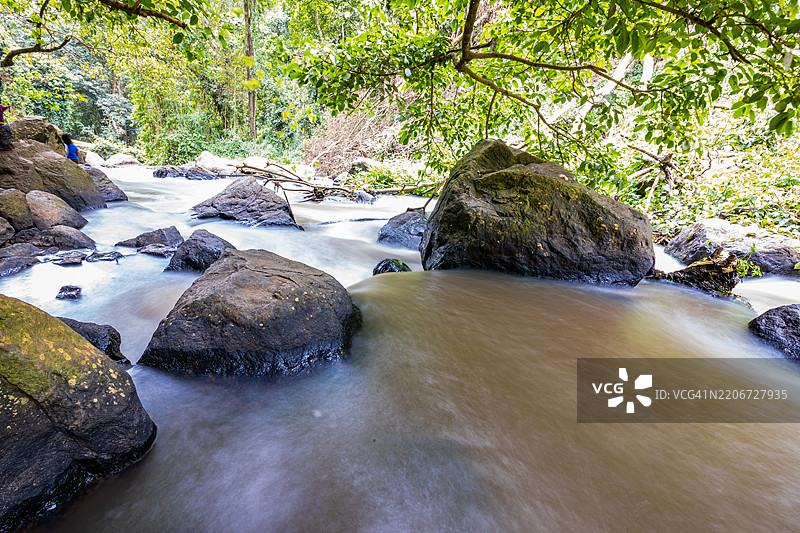 汤姆森瀑布是位于肯尼亚莱基皮亚县尼亚胡鲁鲁的埃瓦索·恩吉罗河上的一座74米（243英尺）高的瀑布。图片素材