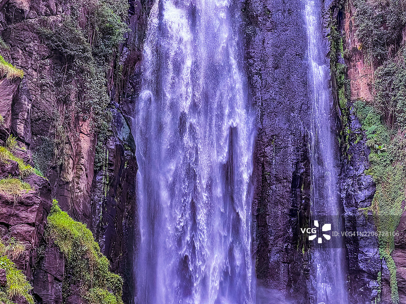 汤姆森瀑布是位于肯尼亚中央大裂谷的埃瓦索·恩吉罗河上的一座74米（243英尺）高的瀑布。图片素材