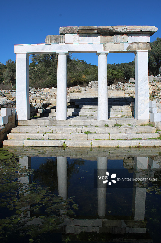 古老遗迹在晴朗蓝天下的景观图片素材