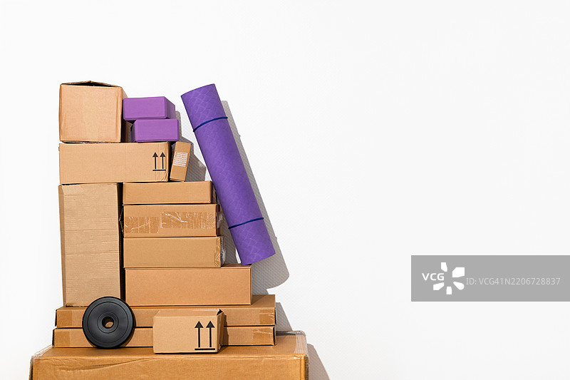一堆纸箱和运动器材在简约环境中，法国图片素材