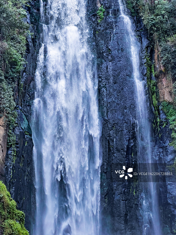 汤姆森瀑布是位于中央裂谷的埃瓦索·恩吉罗河上的一座74米（243英尺）高的瀑布。图片素材