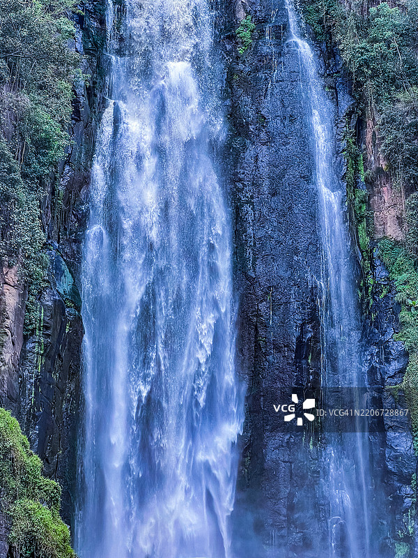 汤姆森瀑布是位于中央裂谷的埃瓦索·恩吉罗河上的一座74米（243英尺）高的瀑布。图片素材