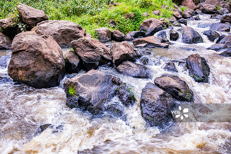 汤姆森瀑布是位于中央裂谷K的埃瓦索·恩吉罗河上的一座74米（243英尺）高的瀑布。图片素材