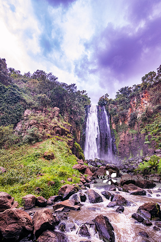 汤姆森瀑布是位于肯尼亚莱基皮亚县尼亚胡鲁鲁的埃瓦索·恩吉罗河上的一座74米（243英尺）高的瀑布。图片素材