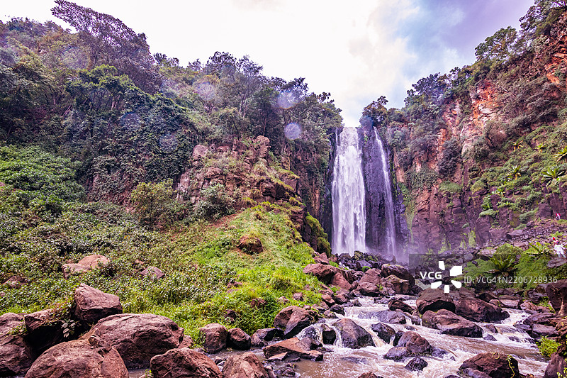汤姆森瀑布是位于肯尼亚莱基皮亚县尼亚胡鲁鲁的埃瓦索·恩吉罗河上的一座74米（243英尺）高的瀑布。图片素材