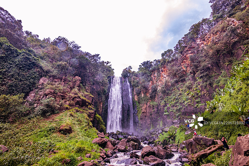 汤姆森瀑布是位于肯尼亚莱基皮亚县尼亚胡鲁鲁的埃瓦索·恩吉罗河上的一座74米（243英尺）高的瀑布。图片素材
