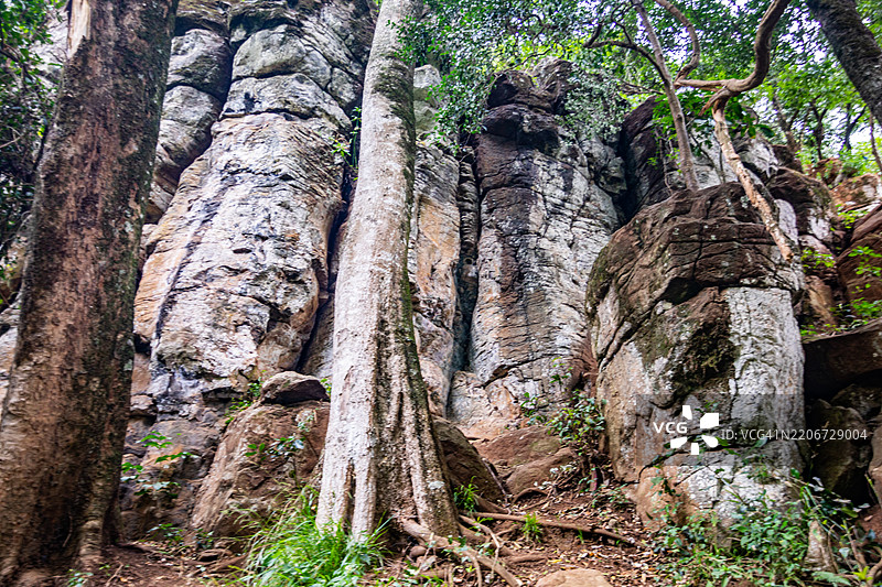 汤姆森瀑布是位于肯尼亚莱基皮亚县尼亚胡鲁鲁的埃瓦索·恩吉罗河上的一座74米（243英尺）高的瀑布。图片素材