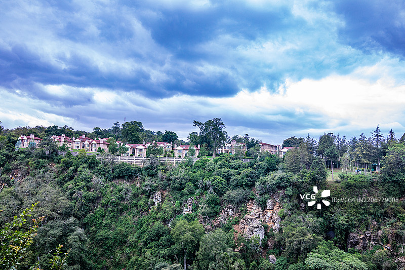 汤姆森瀑布是位于肯尼亚莱基皮亚县尼亚胡鲁鲁的埃瓦索·恩吉罗河上的一座74米（243英尺）高的瀑布。图片素材