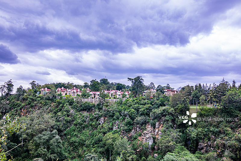 汤姆森瀑布是位于肯尼亚中央大裂谷的埃瓦索·恩吉罗河上的一座74米（243英尺）高的瀑布。图片素材