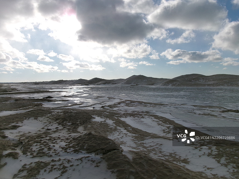 在美国密歇根州索耶的沃伦沙丘州立公园拍摄的密歇根湖照片，2025年3月图片素材