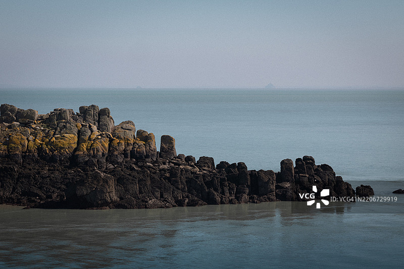 清澈天空下的海景，法国布列塔尼的康卡尔图片素材