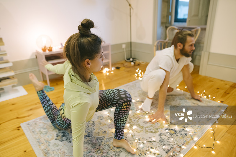 瑜伽伙伴在舒适的环境中一起进行轻松愉快的练习图片素材