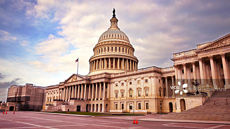 美国国会大厦位于华盛顿特区。充满希望的快乐场景。经济复苏。图片素材
