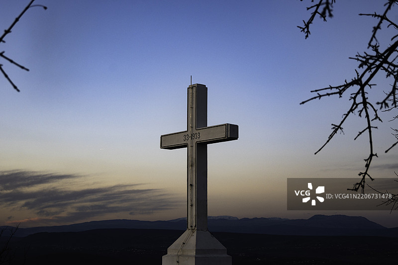 日落时分天空中十字架的剪影图片素材