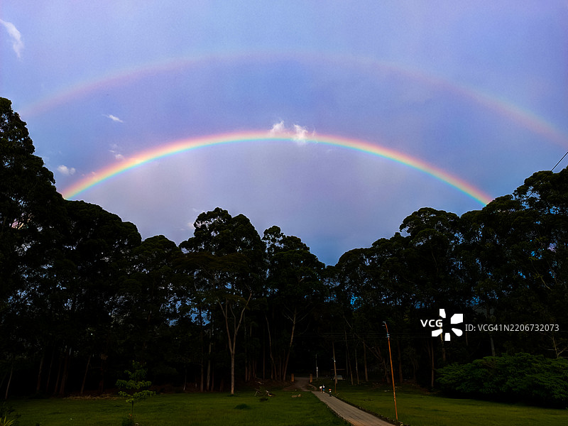 天空中彩虹的美丽景色图片素材