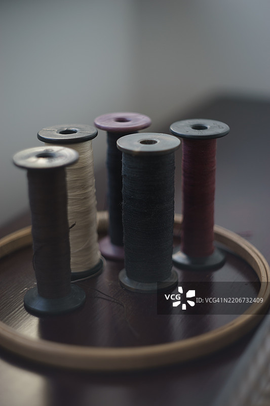 桌子上的缝纫用品特写图片素材