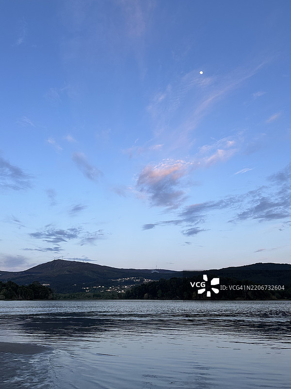 宁静的日落映照在西班牙加利西亚O Rosal附近的米尼奥河上，2024年4月图片素材