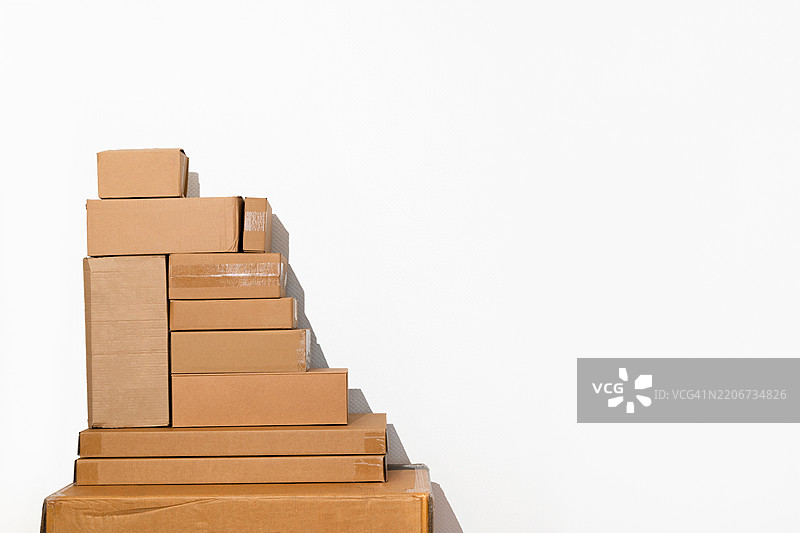 法国极简环境中的纸箱堆图片素材