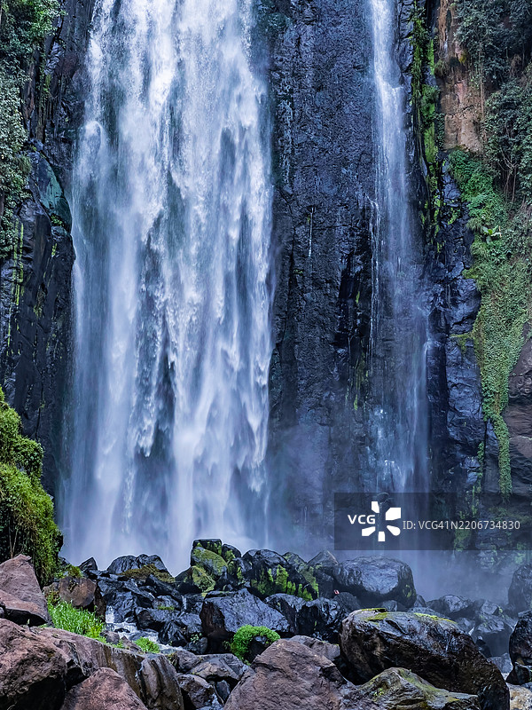 汤姆森瀑布是位于中央裂谷的埃瓦索·恩吉罗河上的一座74米（243英尺）高的瀑布。图片素材
