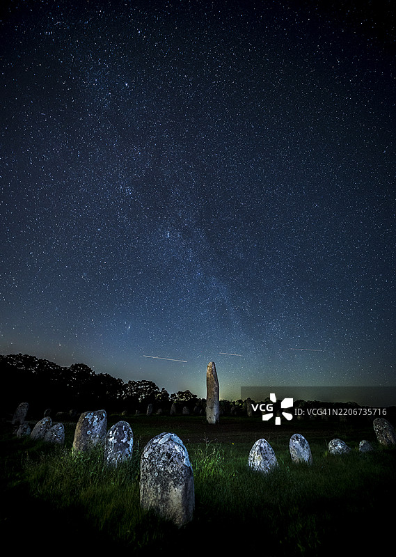 站在星空下的田野上的男人图片素材