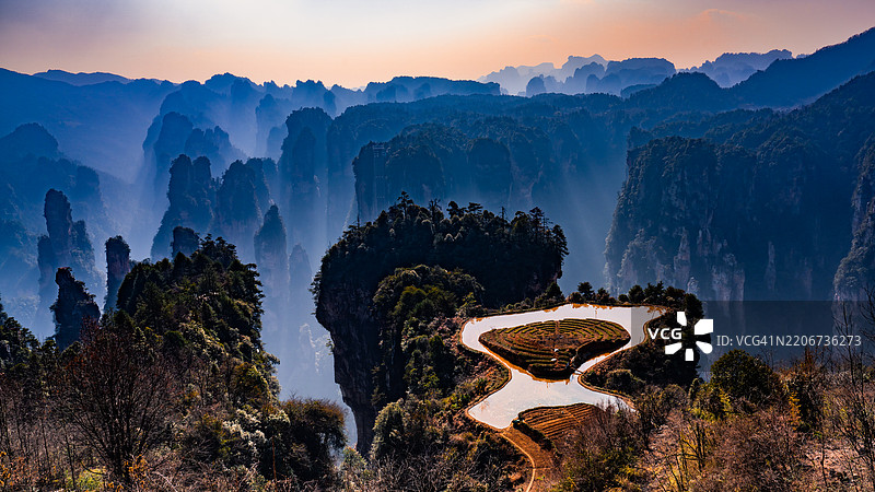日落时分，天空映衬下的山脉美景图片素材