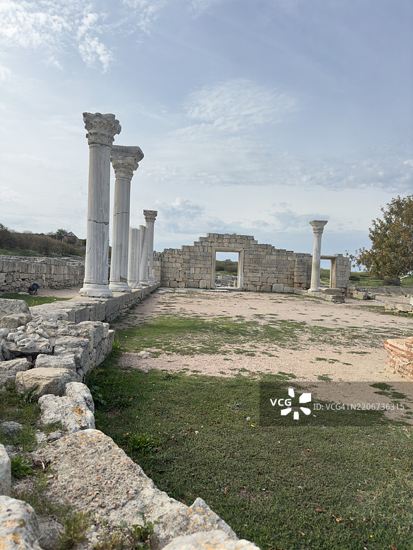 古老遗迹映衬着天空的景观图片素材
