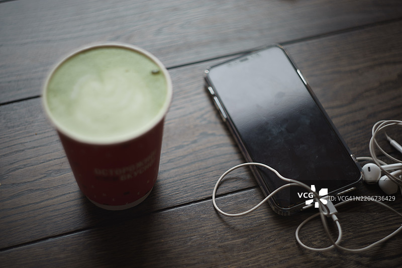 高角度视图的咖啡和眼镜放在桌子上图片素材