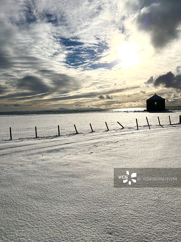 风景如画的海滩与多云的天空，蒂雷岛，英国图片素材