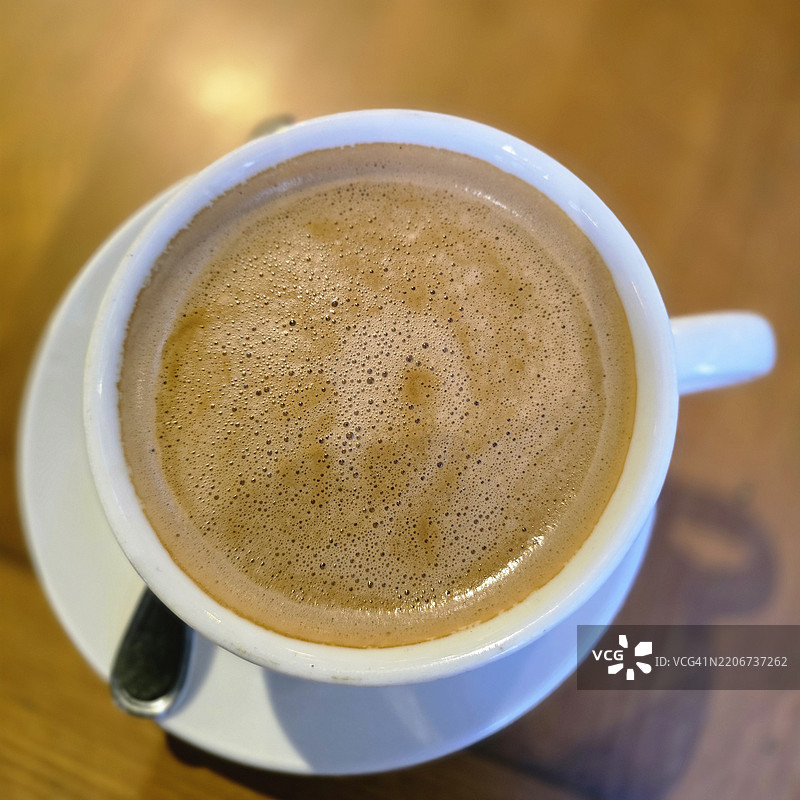 奢华饮品：瓷杯中的摩卡咖啡，卡布奇诺牛奶拿铁咖啡，阿尔阿塔林，埃及亚历山大省图片素材