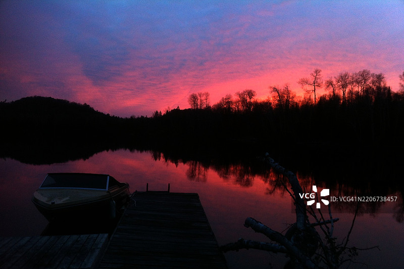日落时分湖泊与天空的美丽景色图片素材