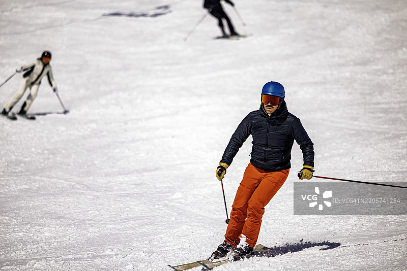 积极的生活方式与雪地冒险图片素材