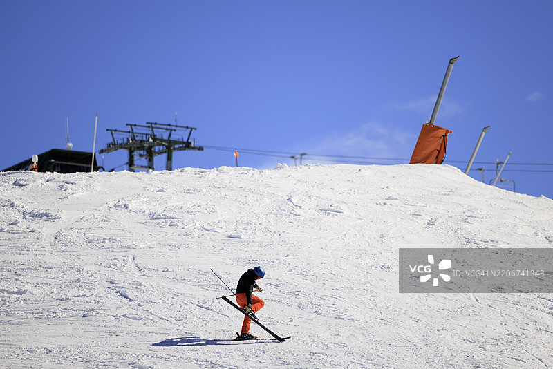 滑雪缆车下的冬季运动时刻图片素材