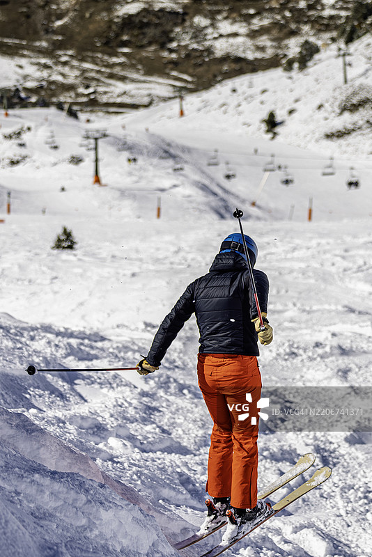 西班牙比利牛斯山的冬季运动场景，背景可见缆车图片素材
