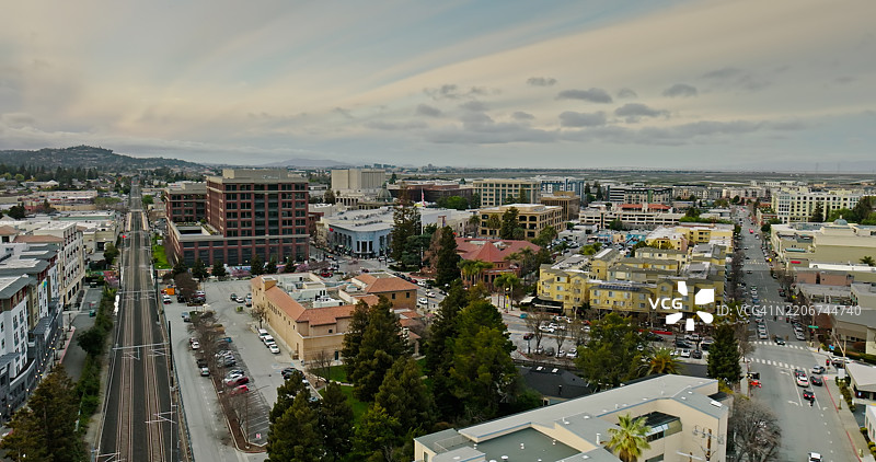 加州红木城的宽阔街道和铁路轨道图片素材