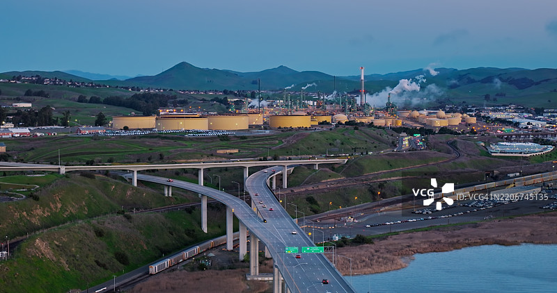 加利福尼亚州索拉诺县贝尼西亚的石油炼油厂清晨鸟瞰图图片素材