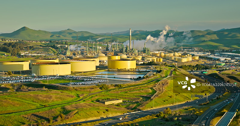 加州索拉诺县贝尼西亚的石油炼油厂晨间航拍图图片素材