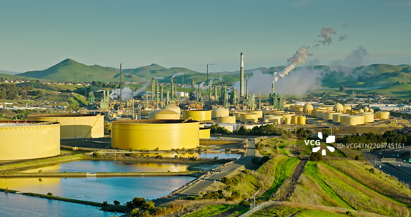 加州索拉诺县贝尼西亚的石油炼油厂晨景 - 航拍图图片素材