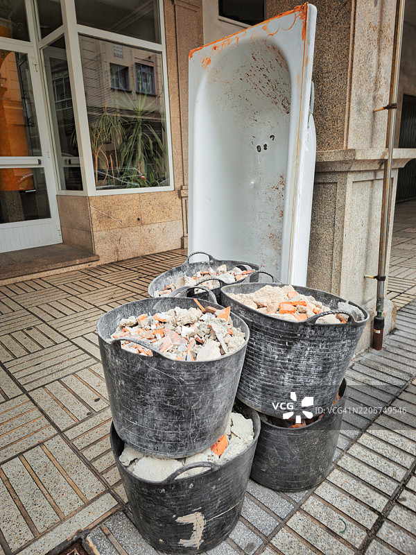 在家中将浴缸更换为淋浴。图片素材