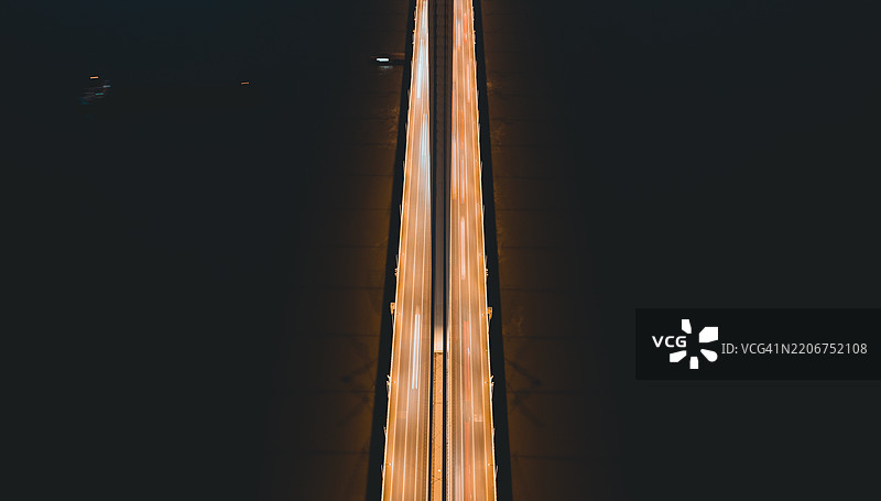 蓝色时刻的桥梁鸟瞰图图片素材