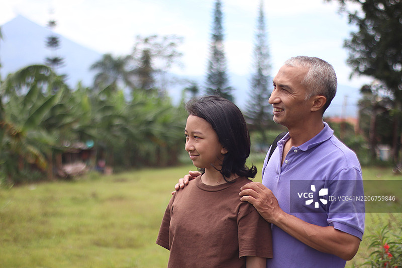 父女在大自然中享受快乐时光。图片素材