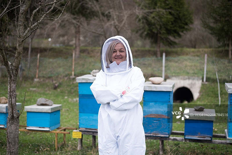资深女性养蜂人图片素材